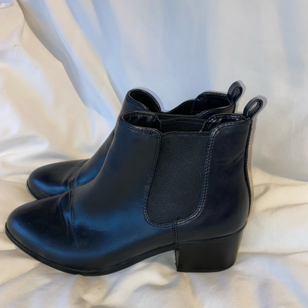 Women’s size 9.5. Small heel boot.